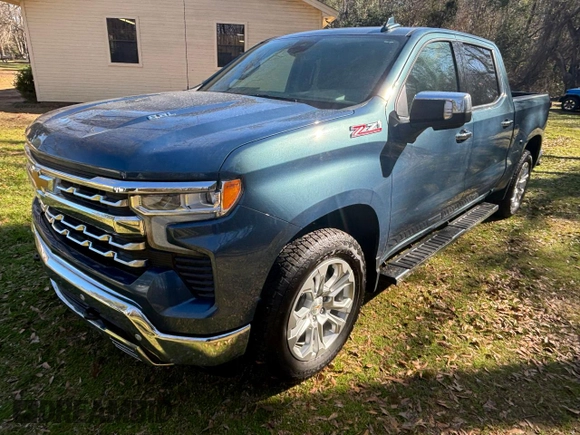 2024 Chevrolet Silverado 1500 with VIN 3GCUDGEL2RG257638, listed as a Copart auction lot 49019625 with 3,277 mi miles and Clean Title. Bid and sale history available at DreamBid. Image 2.