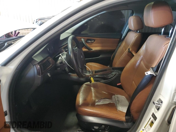 2009 BMW 3 Series 328i z VIN WBAPH57509NM32770, wystawiony jako Copart lot #54171475 z przebiegiem 179 642 mil mil oraz Szkoda całkowita • Salvage title. Historia ofert i sprzedaży dostępna na DreamBid. Obrazek 7.