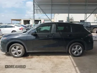 2023 Honda HR-V LX с VIN 3CZRZ1H31PM738778, выставлен на аукционе IAAI как лот 42353944 с пробегом 22 531 миль миль и . История ставок и продаж доступна на DreamBid. Изображение 15.
