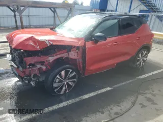 2022 Volvo XC40 Twin Plus z VIN YV4ED3UR4N2717241, wystawiony jako Copart lot #68005304 z przebiegiem Nie podano mil oraz Szkody całkowita. Historia ofert i sprzedaży dostępna na DreamBid. Obrazek 1.