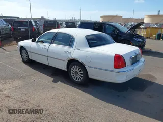 2005 Lincoln Town Car Signature Limited z VIN 1LNHM82W05Y664360, wystawiony jako IAAI lot #41902957 z przebiegiem 247 669 mil mil oraz . Historia ofert i sprzedaży dostępna na DreamBid. Obrazek 3.