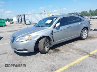 2013 Chrysler 200 Touring z VIN 1C3CCBBB9DN542645, wystawiony jako IAAI lot #42298710 z przebiegiem 114 317 mil mil oraz . Historia ofert i sprzedaży dostępna na DreamBid. Obrazek 17.
