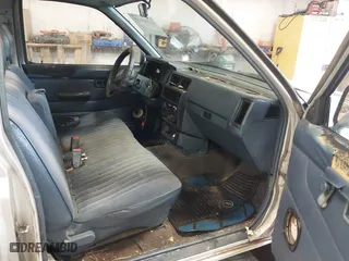 1993 Nissan Trucks 2WD with VIN 1N6SD11S7PC323101, listed as a IAAI auction lot 41515027 with 178,818 mi miles. Bid and sale history available at carsss.com. Image 5.