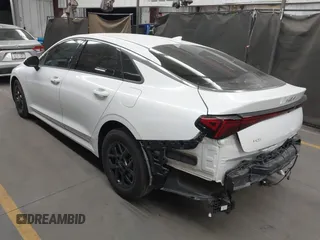 2025 Kia K5 LXS z VIN KNAG24J72S5284973, wystawiony jako IAAI lot #42162422 z przebiegiem 8 738 mil mil oraz . Historia ofert i sprzedaży dostępna na DreamBid. Obrazek 3.