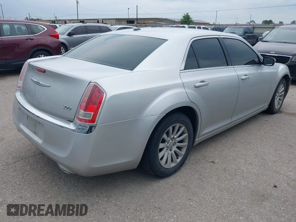 2012 Chrysler 300 z VIN 2C3CCAAG4CH117834, wystawiony jako IAAI lot #42429428 z przebiegiem 226 738 mil mil oraz . Historia ofert i sprzedaży dostępna na DreamBid. Obrazek 4.