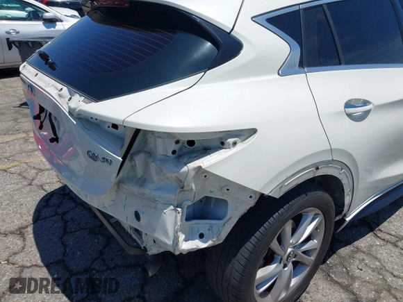 2018 Infiniti QX30 Premium z VIN SJKCH5CP5JA006199, wystawiony jako IAAI lot #42673215 z przebiegiem 107 294 mil mil oraz . Historia ofert i sprzedaży dostępna na DreamBid. Obrazek 6.