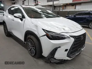 2025 Lexus NX 350 Premium z VIN 2T2GGCEZ2SC079582, wystawiony jako IAAI lot #42495719 z przebiegiem 1 227 mil mil oraz . Historia ofert i sprzedaży dostępna na DreamBid. Obrazek 1.