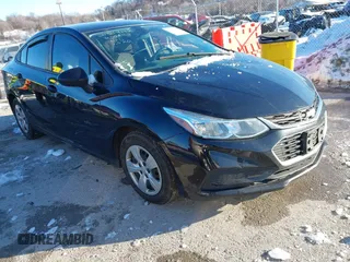 2017 Chevrolet Cruze LS z VIN 1G1BC5SM6H7180724, wystawiony jako IAAI lot #41232504 z przebiegiem 128 058 mil mil oraz . Historia ofert i sprzedaży dostępna na DreamBid. Obrazek 1.