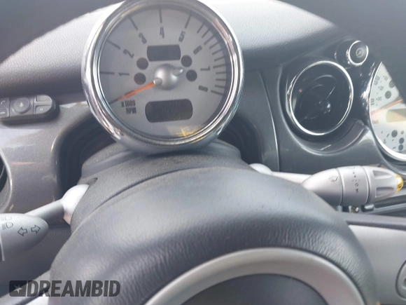 2006 MINI Convertible z VIN WMWRF33546TG13986, wystawiony jako IAAI lot #42634138 z przebiegiem Nie podano mil oraz . Historia ofert i sprzedaży dostępna na DreamBid. Obrazek 7.