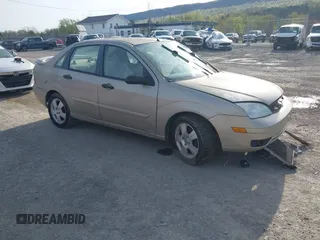 2007 Ford Focus S z VIN 1FAHP34N87W351757, wystawiony jako IAAI lot #42076181 z przebiegiem 212 301 mil mil oraz . Historia ofert i sprzedaży dostępna na DreamBid. Obrazek 1.