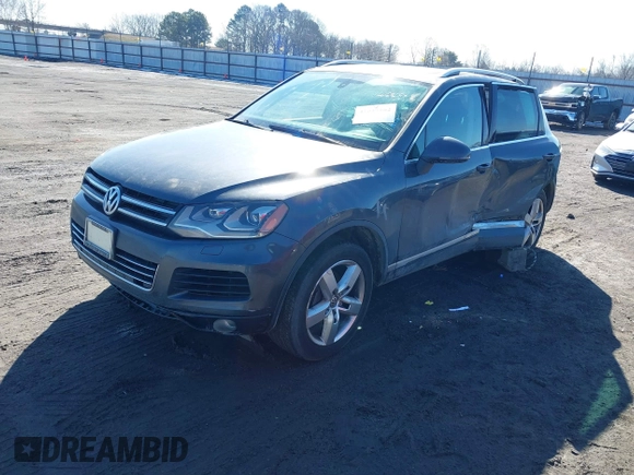 2013 Volkswagen Touareg Exec z VIN WVGEF9BP9DD011799, wystawiony jako IAAI lot #41615162 z przebiegiem 137 054 mil mil oraz . Historia ofert i sprzedaży dostępna na DreamBid. Obrazek 2.