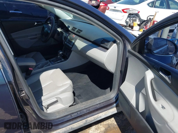 2008 Volkswagen Passat Komfort z VIN WVWJK73C28E241263, wystawiony jako IAAI lot #42021388 z przebiegiem 144 131 mil mil oraz . Historia ofert i sprzedaży dostępna na DreamBid. Obrazek 5.