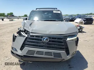 2024 Lexus GX 550 Luxury z VIN JTJVBCDX8R5012211, wystawiony jako Copart lot #56460015 z przebiegiem 14 193 mil mil oraz Szkody całkowita. Historia ofert i sprzedaży dostępna na DreamBid. Obrazek 5.
