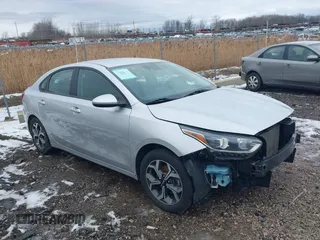 2020 Kia Forte LXS z VIN 3KPF24AD2LE236402, wystawiony jako IAAI lot #41347266 z przebiegiem 57 089 mil mil oraz . Historia ofert i sprzedaży dostępna na DreamBid. Obrazek 1.