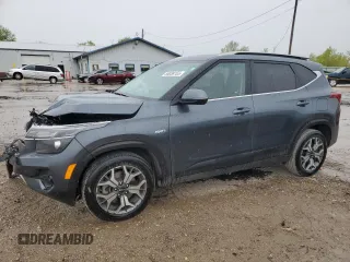 2023 Kia Seltos EX z VIN KNDERCAAXP7394242, wystawiony jako Copart lot #55038155 z przebiegiem 77 302 mil mil oraz Szkoda całkowita • Salvage title. Historia ofert i sprzedaży dostępna na DreamBid. Obrazek 1.