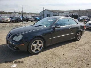 2005 Mercedes-Benz CLK 500 z VIN WDBTJ75J85F159551, wystawiony jako Copart lot #48566775 z przebiegiem 130 371 mil mil oraz Tytuł czysty. Historia ofert i sprzedaży dostępna na DreamBid. Obrazek 1.