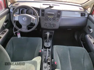 2010 Nissan Versa S z VIN 3N1BC1APXAL439022, wystawiony jako Copart lot #51972715 z przebiegiem 176 841 mil mil oraz Szkoda całkowita • Salvage title. Historia ofert i sprzedaży dostępna na DreamBid. Obrazek 8.