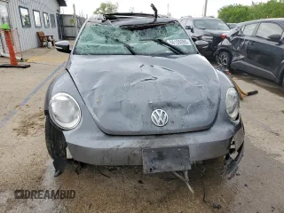 2014 Volkswagen Beetle 2.0L TDI z VIN 3VWJL7AT2EM647028, wystawiony jako Copart lot #55155265 z przebiegiem Nie podano mil oraz Nie do naprawy. Historia ofert i sprzedaży dostępna na DreamBid. Obrazek 5.
