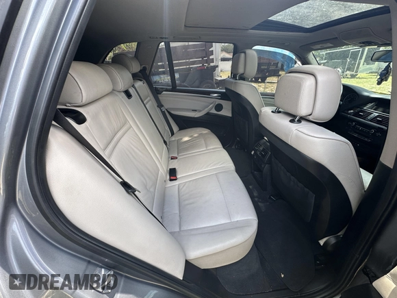 2013 BMW X5 xDrive35i z VIN 5UXZV4C56D0G52619, wystawiony jako IAAI lot #41990893 z przebiegiem 107 080 mil mil oraz . Historia ofert i sprzedaży dostępna na DreamBid. Obrazek 8.