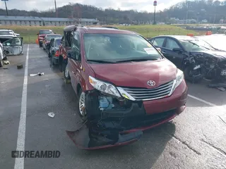 2016 Toyota Sienna XLE with VIN 5TDYK3DC1GS702015, listed as a IAAI auction lot 41029507 with 71,322 mi miles. Bid and sale history available at carsss.com. Image 1.