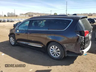2017 Chrysler Pacifica Touring L z VIN 2C4RC1BG3HR569490, wystawiony jako Copart lot #48378865 z przebiegiem 144 016 mil mil oraz Szkoda całkowita • Salvage title. Historia ofert i sprzedaży dostępna na DreamBid. Obrazek 2.