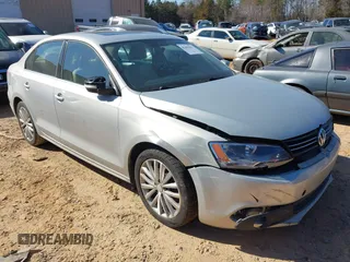 2011 Volkswagen Jetta SEL z VIN 3VWLX7AJ6BM330148, wystawiony jako IAAI lot #41663551 z przebiegiem 128 673 mil mil oraz . Historia ofert i sprzedaży dostępna na DreamBid. Obrazek 1.