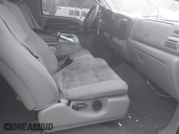 2006 Ford F-250 XL z VIN 1FTSX21526EB97324, wystawiony jako IAAI lot #41541311 z przebiegiem 73 721 mil mil oraz . Historia ofert i sprzedaży dostępna na DreamBid. Obrazek 5.