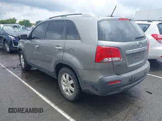 2013 Kia Sorento LX z VIN 5XYKT3A6XDG409434, wystawiony jako IAAI lot #42628868 z przebiegiem 161 972 mil mil oraz . Historia ofert i sprzedaży dostępna na DreamBid. Obrazek 3.