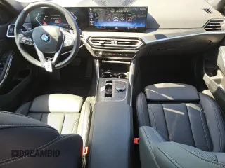 2024 BMW 3 Series 330i z VIN 3MW69FF00R8E77716, wystawiony jako Copart lot #56604565 z przebiegiem 21 632 mil mil oraz Czysty tytuł • Clean title. Historia ofert i sprzedaży dostępna na DreamBid. Obrazek 8.