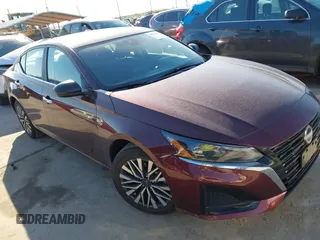 2025 Nissan Altima SV z VIN 1N4BL4DV1SN390275, wystawiony jako IAAI lot #42223725 z przebiegiem 1640 mil mil oraz . Historia ofert i sprzedaży dostępna na DreamBid. Obrazek 1.