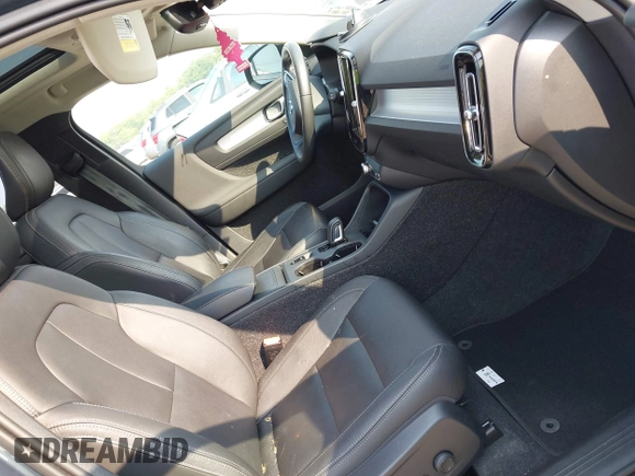 2021 Volvo XC40 Momentum with VIN YV4162UK1M2464500, listed as a IAAI auction lot 42504680 with 29,130 mi miles and . Bid and sale history available at DreamBid. Image 5.