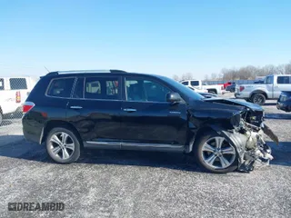 2011 Toyota Highlander Limited with VIN 5TDYK3EH1BS028564, listed as a IAAI auction lot 41282900 with 202,677 mi miles. Bid and sale history available at carsss.com. Image 13.