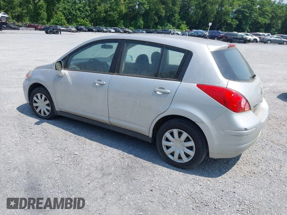 2010 Nissan Versa S z VIN 3N1BC1CP4AL427705, wystawiony jako IAAI lot #42469286 z przebiegiem 162 857 mil mil oraz . Historia ofert i sprzedaży dostępna na DreamBid. Obrazek 3.