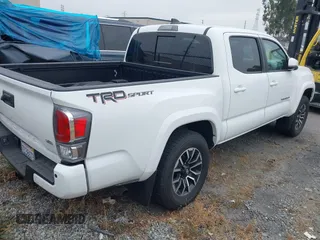 2023 Toyota Tacoma SR5 z VIN 3TMAZ5CNXPM208862, wystawiony jako IAAI lot #42206860 z przebiegiem 11 354 mil mil oraz . Historia ofert i sprzedaży dostępna na DreamBid. Obrazek 4.