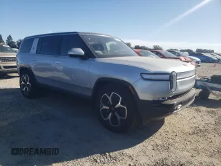 2024 Rivian R1S Adventure z VIN 7PDSGBBA5RN044560, wystawiony jako Copart lot #70594924 z przebiegiem 2449 mil mil oraz Szkody całkowita. Historia ofert i sprzedaży dostępna na DreamBid. Obrazek 4.