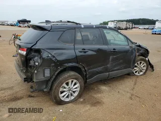 2022 Toyota Corolla Cross LE z VIN 7MUCAAAG9NV024206, wystawiony jako Copart lot #53733855 z przebiegiem 5610 mil mil oraz Szkody całkowita. Historia ofert i sprzedaży dostępna na DreamBid. Obrazek 3.