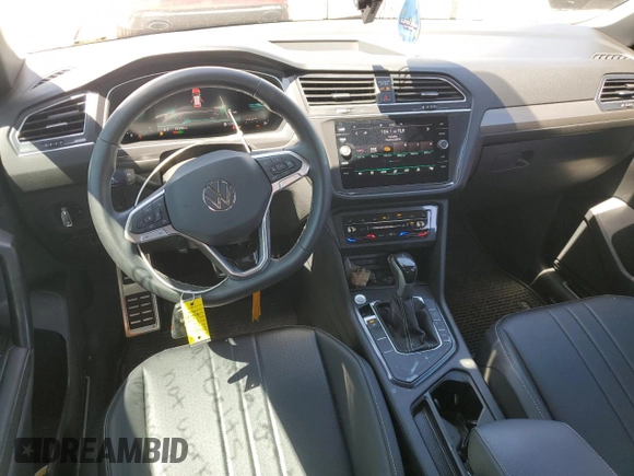 2023 Volkswagen Tiguan SE R-Line Black z VIN 3VVCB7AX7PM100553, wystawiony jako Copart lot #55635535 z przebiegiem 33 596 mil mil oraz Szkoda całkowita • Salvage title. Historia ofert i sprzedaży dostępna na DreamBid. Obrazek 8.