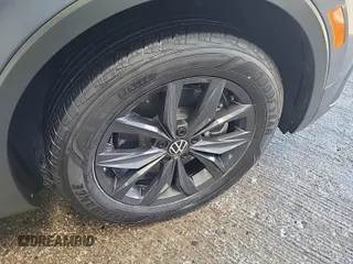 2024 Volkswagen Tiguan SE with VIN 3VV3B7AX5RM107598, listed as a IAAI auction lot 42796418 with 25,762 mi miles and . Bid and sale history available at DreamBid. Image 40.