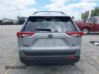 2025 Toyota RAV4 Hybrid XLE Premium z VIN JTMB6RFV5SD157761, wystawiony jako IAAI lot #42261188 z przebiegiem 3 586 mil mil oraz . Historia ofert i sprzedaży dostępna na DreamBid. Obrazek 17.