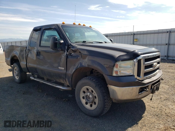 2005 Ford F-250 XL z VIN 1FTSX21P65EA82368, wystawiony jako Copart lot #57249743 z przebiegiem 209 923 mil mil oraz Czysty tytuł • Clean title. Historia ofert i sprzedaży dostępna na DreamBid. Obrazek 4.
