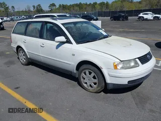 2000 Volkswagen Passat z VIN WVWNA23BXYE232776, wystawiony jako IAAI lot #41854361 z przebiegiem 134 584 mil mil oraz . Historia ofert i sprzedaży dostępna na DreamBid. Obrazek 1.