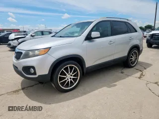 2013 Kia Sorento EX z VIN 5XYKU4A68DG313952, wystawiony jako Copart lot #60847025 z przebiegiem 195 386 mil mil oraz Czysty tytuł • Clean title. Historia ofert i sprzedaży dostępna na DreamBid. Obrazek 1.