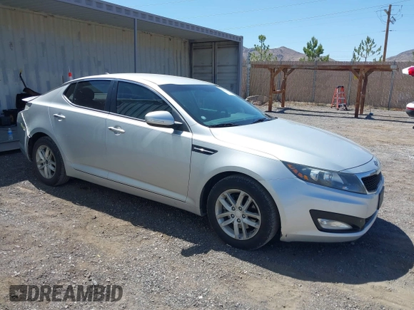 2012 Kia Optima LX z VIN 5XXGM4A77CG055280, wystawiony jako IAAI lot #42360110 z przebiegiem 151 519 mil mil oraz . Historia ofert i sprzedaży dostępna na DreamBid. Obrazek 1.