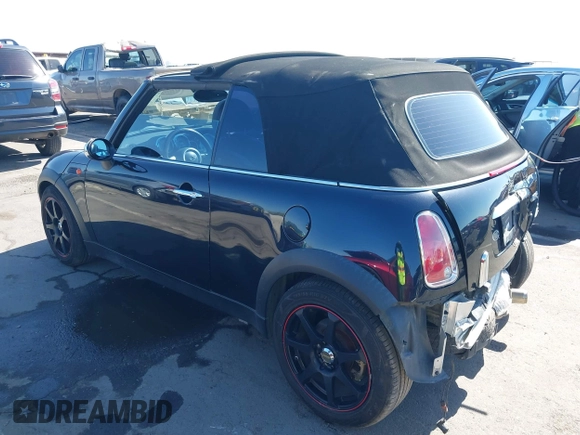 2008 MINI Convertible z VIN WMWRF33528TF67495, wystawiony jako IAAI lot #42305873 z przebiegiem 111 264 mil mil oraz . Historia ofert i sprzedaży dostępna na DreamBid. Obrazek 3.