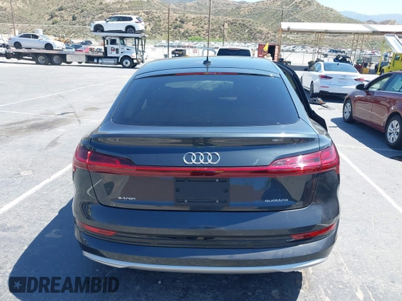 2020 Audi e-tron Sportback Premium Plus z VIN WA12ABGEXLB035392, wystawiony jako IAAI lot #42304663 z przebiegiem 35 382 mil mil oraz . Historia ofert i sprzedaży dostępna na DreamBid. Obrazek 16.