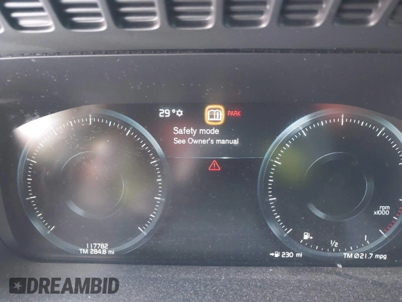 2016 Volvo XC90 T6 Momentum with VIN YV4A22PK0G1077616, listed as a IAAI auction lot 41593610 with 117,782 mi miles. Bid and sale history available at carsss.com. Image 7.