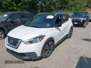 2018 Nissan Kicks SV z VIN 3N1CP5CU3JL519149, wystawiony jako IAAI lot #42459395 z przebiegiem 71 768 mil mil oraz . Historia ofert i sprzedaży dostępna na DreamBid. Obrazek 2.