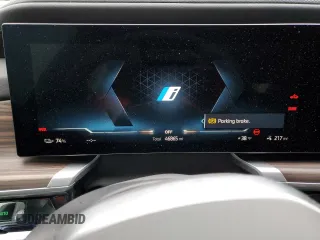 2023 BMW i7 xDrive60 z VIN WBY53EJ02PCL63724, wystawiony jako Copart lot #86049074 z przebiegiem 46 865 mil mil oraz Szkody całkowita. Historia ofert i sprzedaży dostępna na DreamBid. Obrazek 9.