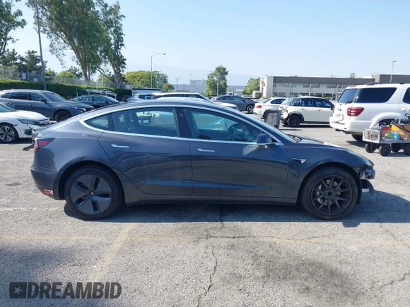 2018 Tesla Model 3 Long Range Battery z VIN 5YJ3E1EA2JF039262, wystawiony jako IAAI lot #42463443 z przebiegiem 77 482 mil mil oraz . Historia ofert i sprzedaży dostępna na DreamBid. Obrazek 14.