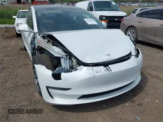 2020 Tesla Model 3 Standard Range Plus z VIN 5YJ3E1EA3LF794276, wystawiony jako IAAI lot #42390409 z przebiegiem 51 924 mil mil oraz . Historia ofert i sprzedaży dostępna na DreamBid. Obrazek 6.